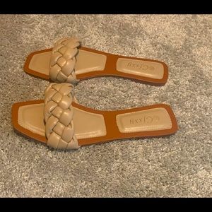 Stylish summer sandals. Comfortable. Size 9. Color New beige.